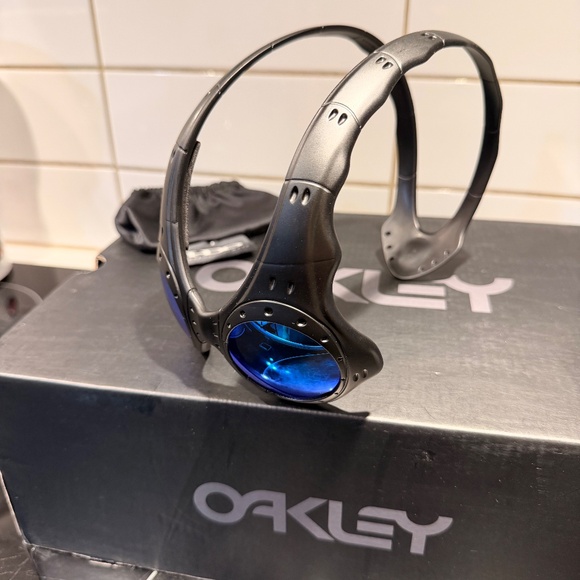 Oakley over the top - Picture 6 of 6